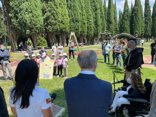 Il vicegovernatore e assessore alla Salute, Riccardo Riccardi, all'inaugurazione dell'allestimento Giostre inclusive, a Monfalcone  