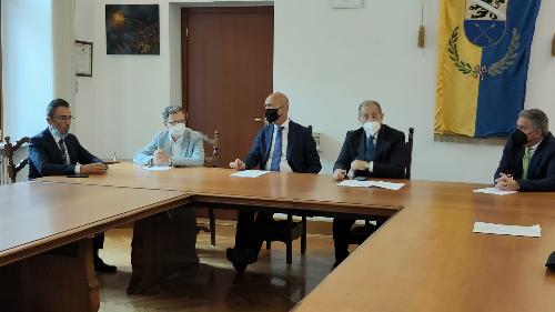 L'assessore regionale alle Risorse agroalimentari, forestali, ittiche e montagna, Stefano Zannier, con le autorità presenti all'incontro sulla foresta di Tarvisio.