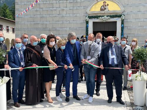 Gli assessori regionali alle Attività produttive e al Turismo, Sergio Emidio Bini, e alle Finanze, Barbara Zilli, A Gemona, all'evento inaugurale del Cammino di Sant'Antonio. 