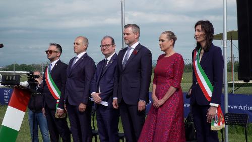 Il vicegovernatore del Friuli Venezia Giulia Mario Anzil, con il Presidente della Repubblica Slovacca Peter Pellegrini e le autorità al campo volo di Pasian di Prato