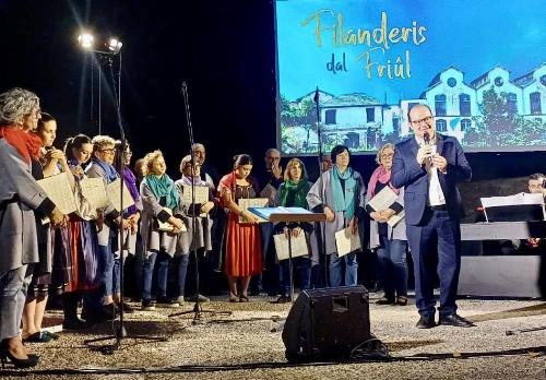 Il vicegovernatore del Friuli Venezia Giulia Mario Anzil ieri sera a Dignano in occasione del concerto che per la fine dei lavori di ristrutturazione del tetto della filanda Banfi