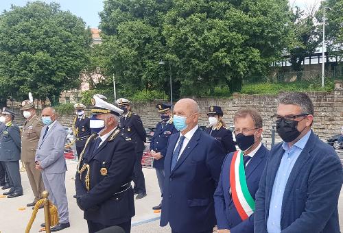 L'assessore Roberti insieme alle altre autorità presenti alla cerimonia per il 159esimo anniversario del Corpo della Polizia locale di Trieste