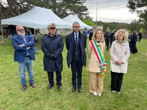 Le autorità davanti al cippo Anps di Basovizza
