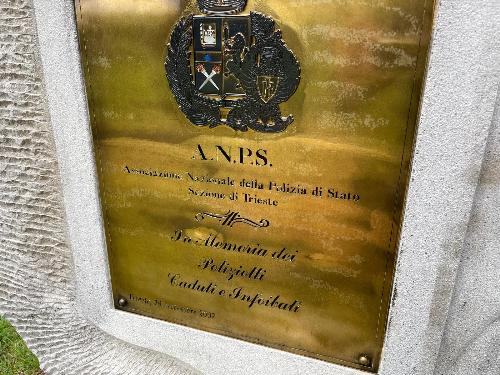 Il cippo che ricorda i poliziotti caduti e infoibati