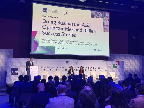 Sala piena per la sessione del Meeeting annuale della Banca asiatica di sviluppo (Adb).
