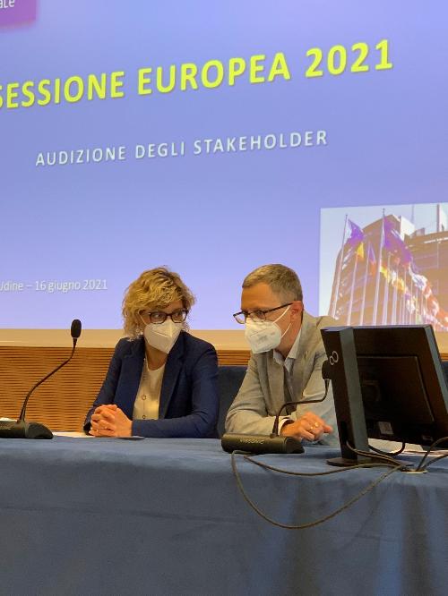 L'assessore regionale alle Finanze con competenza su specifiche intersettoriali Por Fesr 2014-2020 e Por Fesr 2021-2027 Barbara Zilli assieme al collega alle Risorse agroalimentari, forestali e ittiche e alla Montagna Stefano Zannier