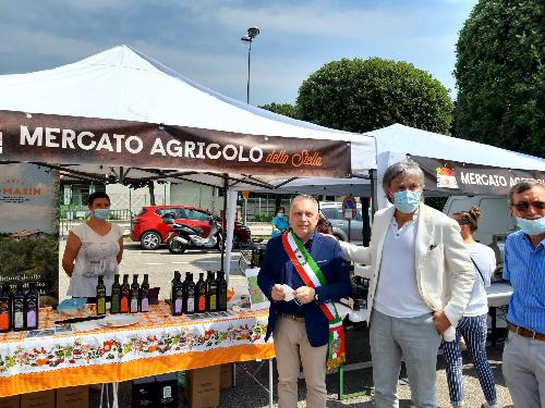 L'assessore regionale alle Attività produttive e turismo, Sergio Emidio Bini, all'inaugurazione del mercato agricolo dello Stella, con il sindaco di Palazzolo dello Stella, Franco D'Altilia