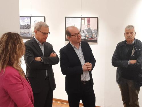 Il vicegovernatore Anzil all'inaugurazione della mostra "Dentro il fuoco"