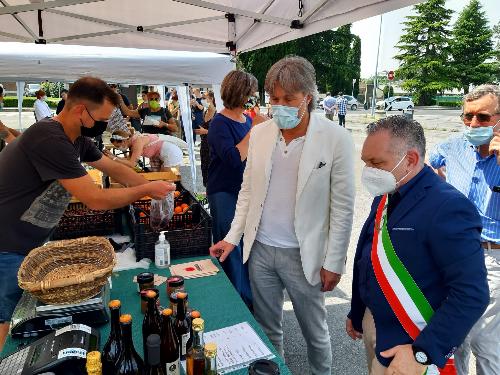 L'assessore regionale alle Attività produttive e turismo, Sergio Emidio Bini, all'inaugurazione del mercato agricolo dello Stella, con il sindaco di Palazzolo dello Stella, Franco D'Altilia