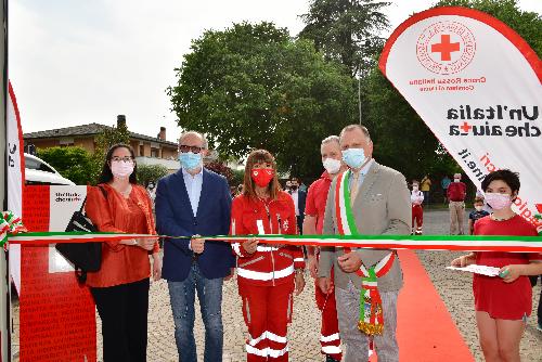 Il vicegovernatore del Fvg Riccardo Riccardi taglia il nastro della nuova sede della Croce Rossa Italiana a Tarcento con le presidenti regionale e del Comitato provinciale di Udine, Milena Maria Cisilino e Cristina Ceruti, e il sindaco Mauro Steccati