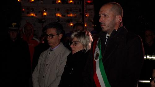 L'assessore Zilli (al centro) assieme al sindaco Revelant durante le celebrazioni dell'anniversario del terremoto del 1976.