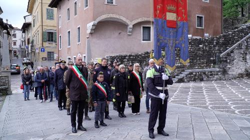 Il corteo per la celebrazione del terremoto del 1976.