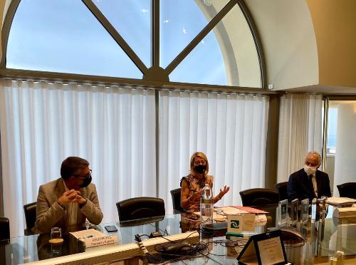 L’assessore regionale alle Autonomie locali, Pierpaolo Roberti, la presidente di Friulia Federica Seganti e il presidente di Sinloc Gianfranco Favaro durante la firma dell'accordo di collaborazione siglato tra Friulia e Sinloc.