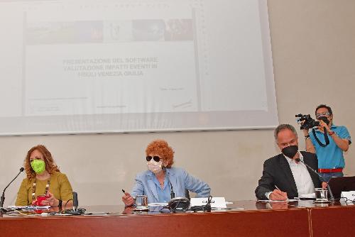 L'assessore regionale alla Cultura Tiziana Gibelli (al centro della foto) nella conferenza stampa a Trieste in Sala Predonzani in cui è stato illustrato il software di valutazione dell'impatto degli eventi culturali in Friuli Venezia Giulia