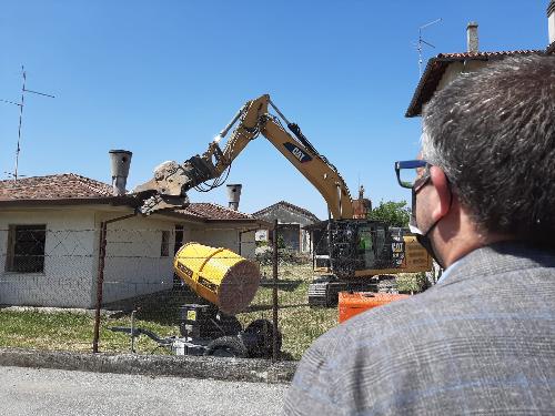 L'assessore regionale alle Autonomie locali Pierpaolo Roberti assiste all'abbattimento di una casa che segna l'avvio dei lavori di riqualificazione dell'ex consorzio agrario di Rivignano