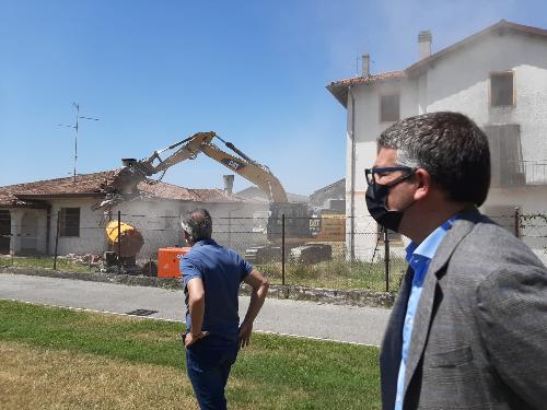 L'assessore regionale alle Autonomie locali Pierpaolo Roberti assiste all'abbattimento di una casa che segna l'avvio dei lavori di riqualificazione dell'ex Consorzio agrario di Rivignano