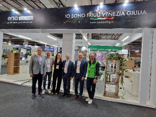 L'assessore regionale Stefano Zannier con alcuni operaotri ed espositori nello stand della Regione Friuli Venezia Giulia.