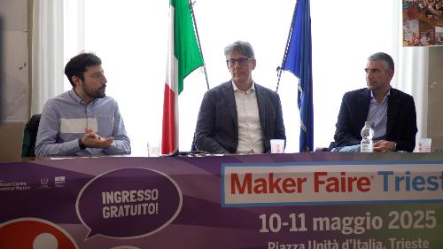 L'assessore Roberti (a destra) alla presentazione della Maker Faire 2025