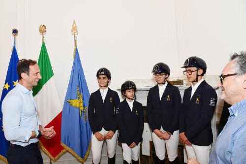 Il governatore Massimiliano Fedriga con i giovani atleti della Fise regionale e con il presidente Valerio Pontarolo