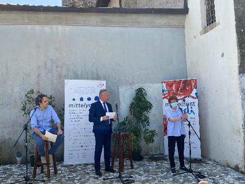 L'assessore regionale Tiziana Gibelli all'inaugurazione di Mittelyoung con il presidente e direttore artistico di Mittelfest Roberto Corciulo e Giacomo Pedini