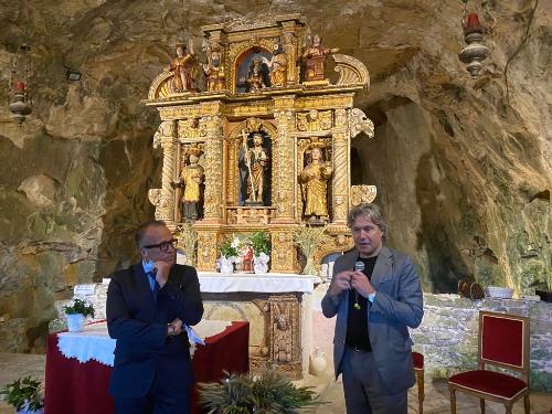 L'assessore regionale al Turismo Sergio Emidio Bini (a destra nella foto) nella chiesa-grotta di San Giovanni d'Antro. A sinistra il giornalista Daniele Paroni