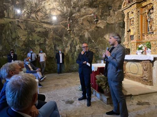 L'assessore regionale al Turismo Sergio Emidio Bini (in primo piano a destra nella foto) nella chiesa-grotta di San Giovanni d'Antro