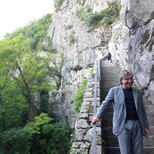 L'assessore regionale al Turismo Sergio Emidio Bini all'esterno della chiesa-grotta di San Giovanni d'Antro