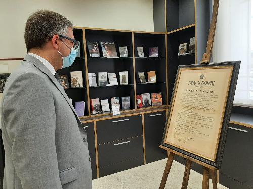 L'assessore regionale Pierpaolo Roberti alla mostra "150 anni sulle strade di Pordenone" nella Biblioteca civica a Pordenone.