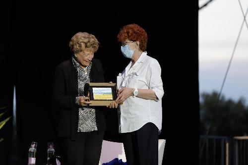 L'assesore regionale Tiziana Gibelli consegna il premio a Dacia Maraini