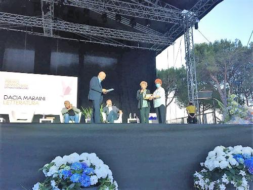 L'assessore Gibelli premia Dacia Maraini a Lignano Sabbiadoro