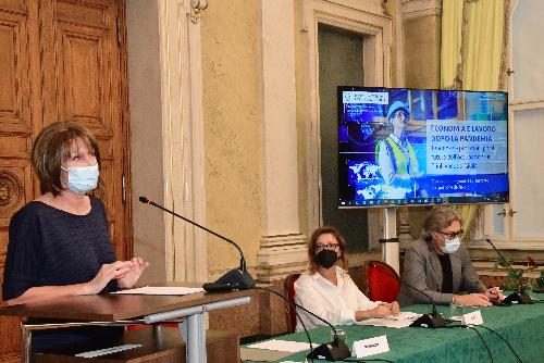 Rosolen interviene al convegno "Economia e lavoro dopo la pandemia - Tendenze e proiezioni per il futuro dell'occupazione in Friuli Venezia Giulia" che si è tenuto in Regione a Trieste