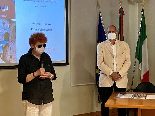 L'assessore regionale alla Cultura Tiziana Gibelli insieme a Massimo Neri, autore del volume dal titolo "Andando per borghi" presentato a Pordenone nella sede della Società operaia