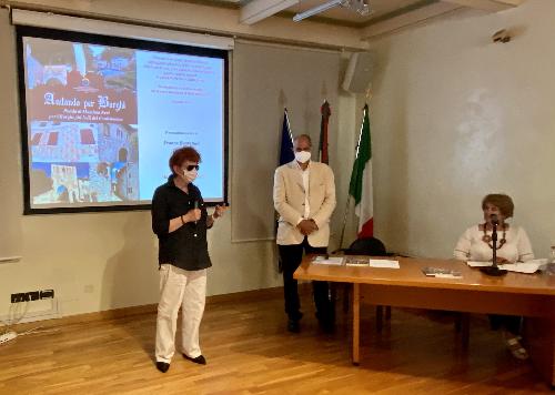L'intervento dell'assessore regionale alla Cultura Tiziana Gibelli durante la presentazione del volume di poesie edito dalla Società operaia di Pordenone