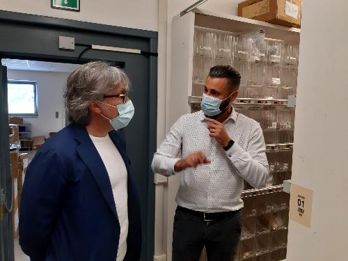 L'assessore regionale alle Attività produttive, Sergio Emidio Bini, in visita ad una delle realtà della zona industriale ad Amaro.