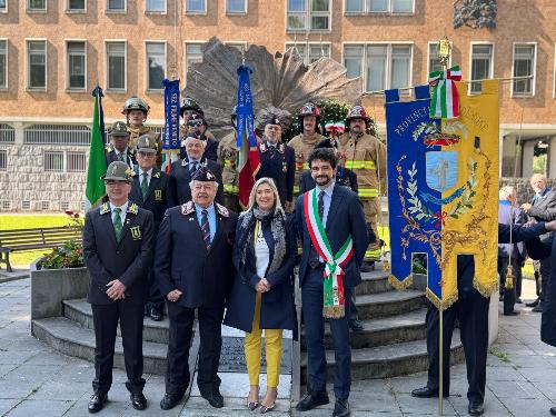 Foto di gruppo con l'assessore regionale Cristina Amirante al termine della cerimonia svoltasi a Pordenone