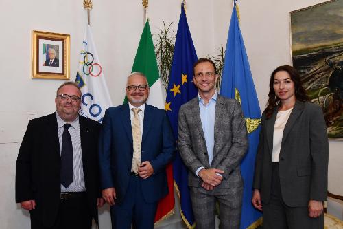 Il governatore del Friuli Venezia Giulia Massimiliano Fedriga (secondo da destra) e il nuovo presidente del comitato regionale del Coni Andrea Marcon (secondo da sinistra), il presidente del comitato regionale della Federazione Italiana Tennis e Padel Antonio De Benedittis (a sinistra) e dalla campionessa olimpica Mara Navarria (a destra).