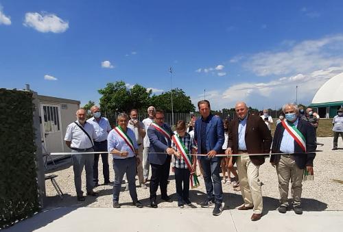 Il momento del taglio del nastro al centro di conferimento di rifiuti di Bagnaria Arsa