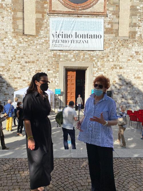 L'assessore regionale alla Cultura Tiziana Gibelli con la curatrice del festival Vicino/lontano Paola Colombo