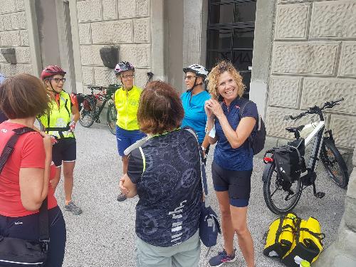 Alcune cicliste in attesa della partenza.