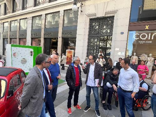 Andro Merkù intervista Franco De Falco, goleador della Triestina del passato. A fianco di De Falco Tiziano Ascagni