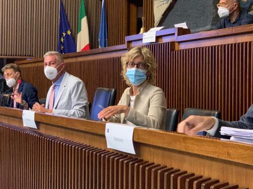 L'assessore alle Finanze Barbara Zilli durante la seduta della I Commissione