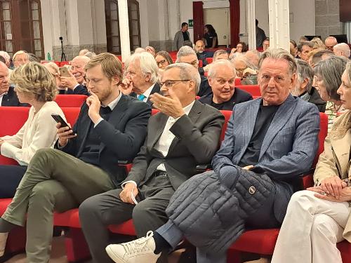 L'assessore regionale Fabio Scoccimarro con Fausto Biloslavo alla serata organizzata al Magazzino 26 nella cornice del Premio Grilz 