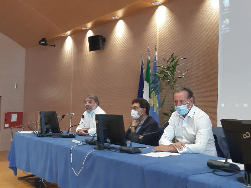L'assessore regionale alla Difesa dell'ambiente, Fabio Scoccimarro, oggi nell'auditorium della Regione a Udine, al primo incontro a livello regionale con tutti i sottoscrittori e portatori di interesse relativi ai contratti di Fiume.