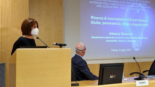 L'assessore Rosolen mentre presenta le potenzialità del sistema Friuli Venezia Giulia (foto Demis Albertacci per Area Science Park).