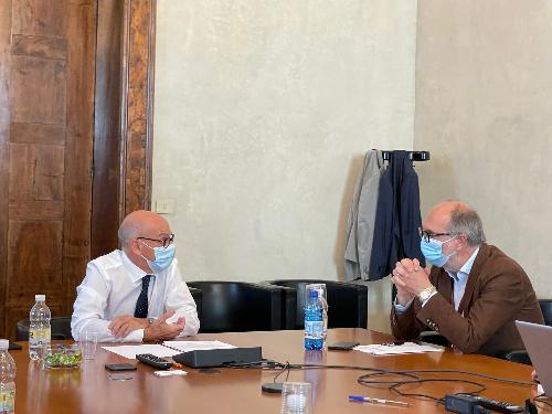 Il vicegovernatore, Riccardo Riccardi, con il Rettore dell'Università di Udine,Roberto Pinton, e un'immagine dell'incontro svoltosi nella sede dell'Ateneo.