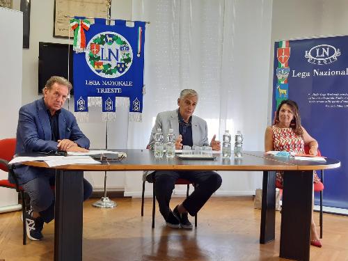 L'assessore regionale Fabio Scoccimarro alla manifestazione per i 130 anni della Lega Nazionale insieme al presidente del sodalizio Paolo Sardos Albertini e all'assessore comunale di Trieste Angela Brandi