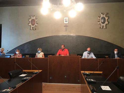 Un momento della riunione nella sala consiliare del municipio a Gemona del Friuli.