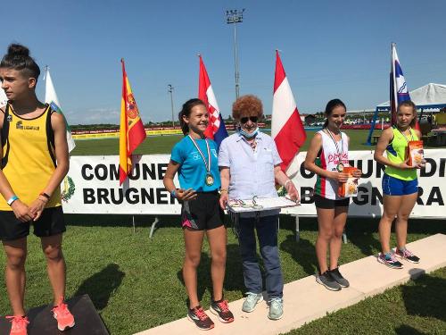 L'assessore regionale allo Sport Tiziana Gibelli premia le atlete che hanno gareggiato sulla nuova pista di atletica a Brugnera