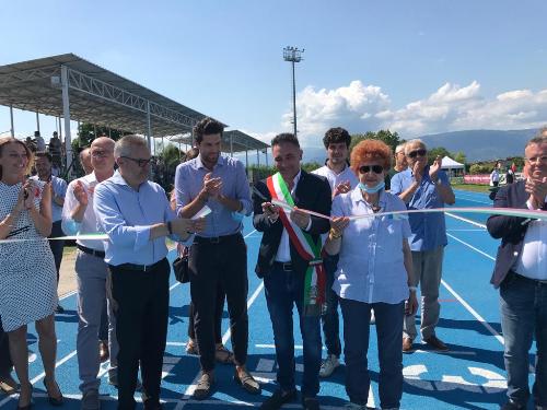 Taglio del nastro per la nuova pista di atletica a Brugnera, con l'assessore regionale allo Sport Tiziana Gibelli.
