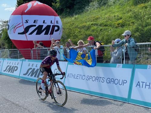 L'arrivo di una atlta asotto il traguardo del Giro rosa, posto sulla vetta del monte Matajur